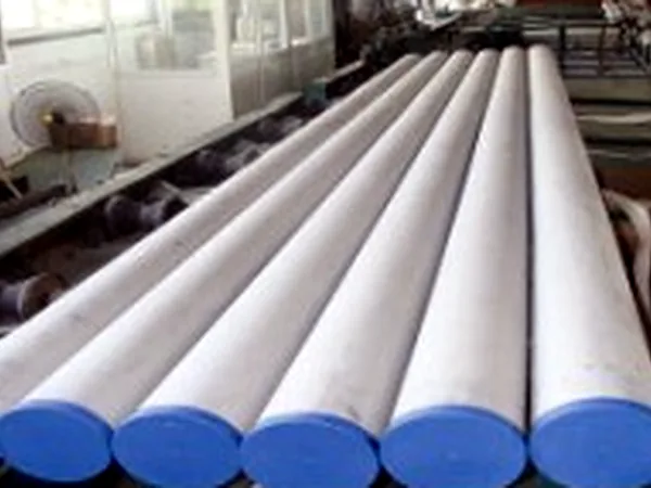 Seamless stainless steel pipes with blue end caps